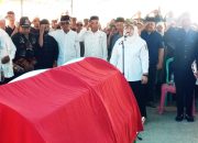 Bupati Tojo Una Una Menyambut Kedatangan Jenazah Kades Tombiano Dari Makassar
