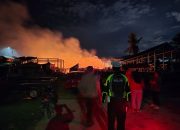 Kebakaran di Pasar Simpong Luwuk, Polisi Bantu Padamkan Api dan Amankan Lokasi