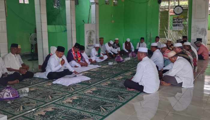 Camat Liang Lepas Dua Jemaah Haji Asal Kecamatan Liang Berangkat ke Tanah Suci