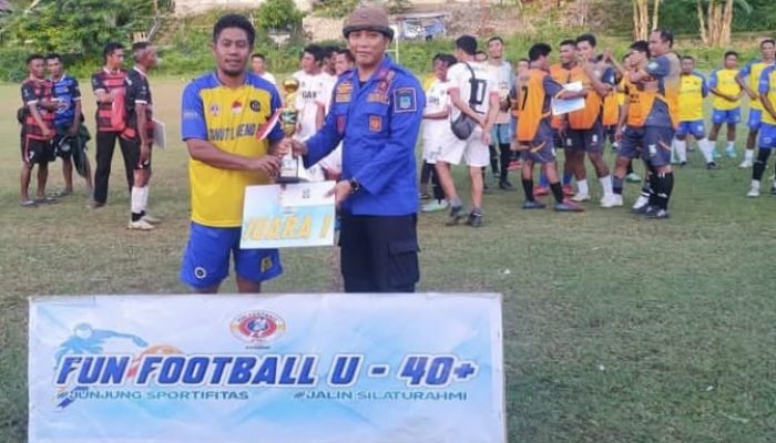 Kasat Pol PP Bangkep Harry Saputra Nursin, Serahkan Trofi Finalis Turnamen Fun Football U-40+ di Desa Kautu