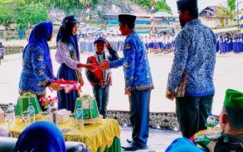 Hardiknas di Kecamatan Liang, Camat Beri Penghargaan Kepada Siswa Berprestasi