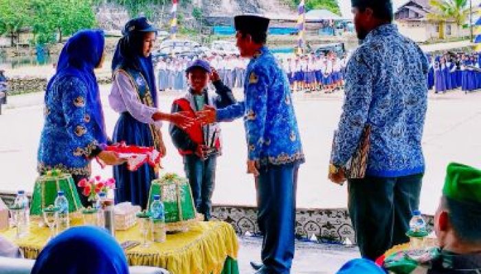 Hardiknas di Kecamatan Liang, Camat Beri Penghargaan Kepada Siswa Berprestasi