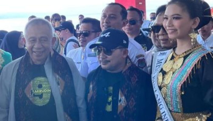 Ribuan Warga Banggai, Sambut Meriah Kedatangan Bupati dan Wakil Bupati Terpilih AT-FM di Bandara SAA