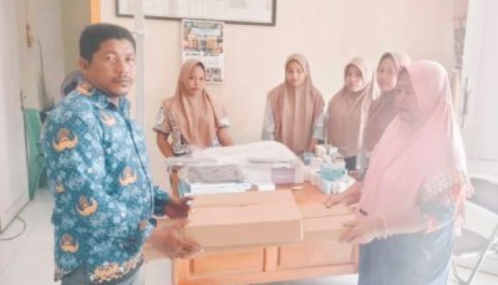 PJ Kades Bajo Serahkan Peralatan Posyandu, Kepada Pengurus Desa Bajo Kecamatan Liang Sebagai Tindak Lanjut Rembuk Stunting