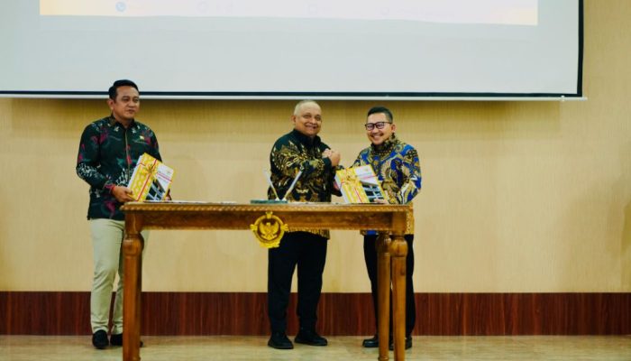 Bupati Amirudin Terima Langsung Hasil Pemeriksaan LKPD, Pertahankan Opini WTP ke-13 Kalinya Dari BPK RI