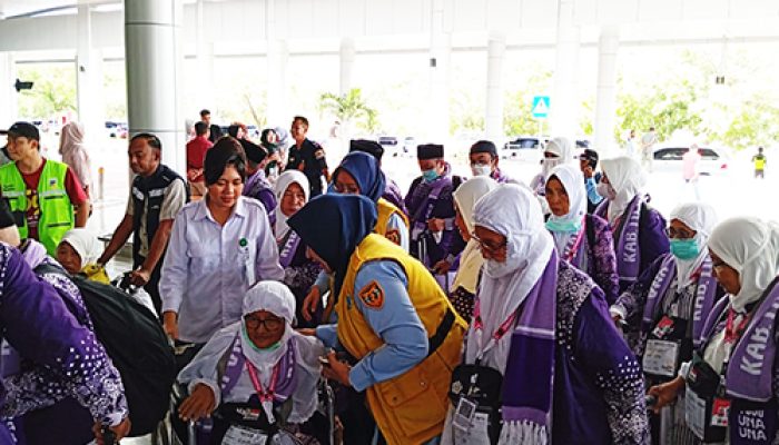 30 JCH Tojo Una Una sedang Menunggu jadwal pemberangkatan  pesawat Sriwijaya Air