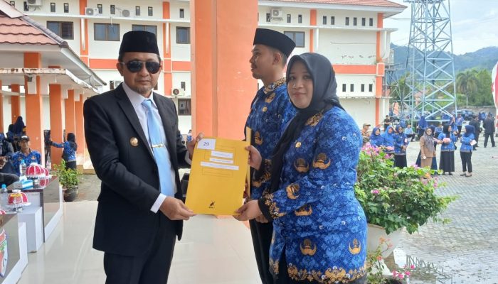 Bupati Menyerahkan 51 SK CPNS  Formasi tahun 2024 Lingkungan Pemda Tojo Una Una