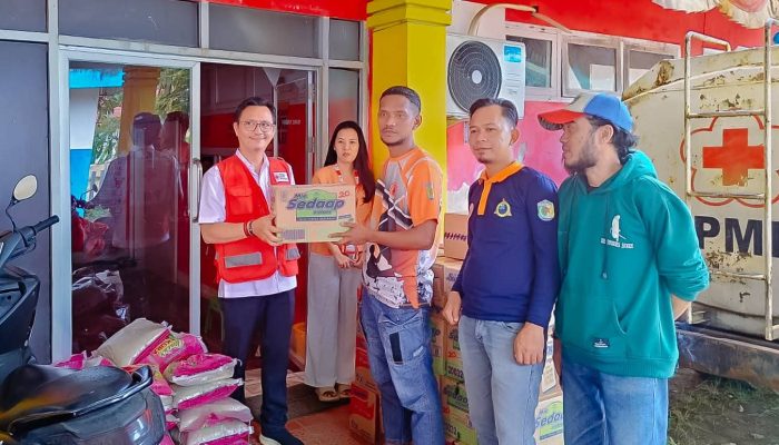 PMI Morut Serahkan Bantuan Untuk Warga Terdampak Banjir, di Dusun Towi Desa Tamainusi Kecamatan Soyojaya