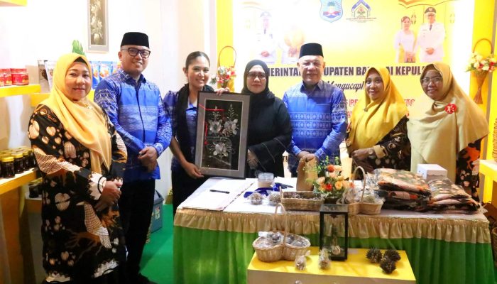 Bupati Morut Didampingi Ketua TP-PKK, Kunjungi Stand UMKM Yang Berada Di Seputaran Arena Utama STQH Ke-XXVIII