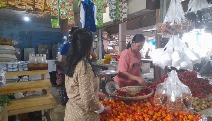 Dua Hari Jelang Iduladha, Harga Bahan Pokok di Pasar Salakan Kabupaten Banggai Kepulauan Terpantau Stabil
