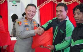 Kapolda Sulteng Serahkan Paket Sembako Dalam Bakti Kesehatan HUT Bhayangkara Ke-79