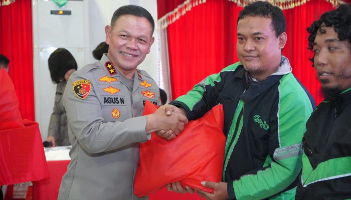 Kapolda Sulteng Serahkan Paket Sembako Dalam Bakti Kesehatan HUT Bhayangkara Ke-79