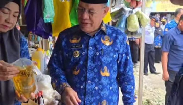Bupati Bangkep Rusli Moidady Bersama Wabup Serta OPD, Gelar Sidak Harga Bahan Pokok di Pasar Rakyat Salakan