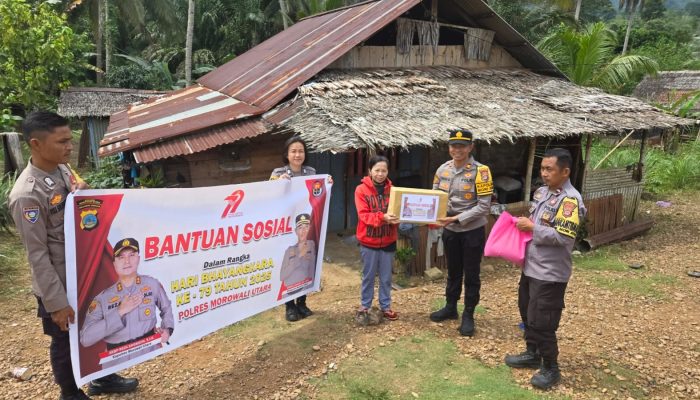 Sambut Hari Bhayangkara Ke-79, Polres Morowali Utara Bagikan 600 Paket Sembako Kepada Warga