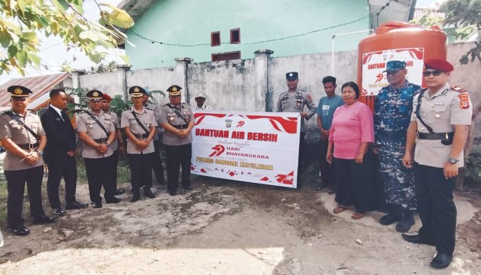 Kapolres Bangkep Serahkan Bantuan Air Bersih, Kepada Masyarakat Pesisir Desa Tumpudau