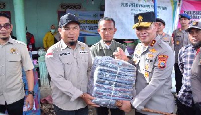Kapolda Sulteng Dampingi Wakil Ketua MPR RI, Salurkan Bantuan Korban Banjir di Desa Wombo