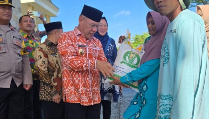 Bupati Bangkep Rusli Moidady Salurkan Bantuan Pangan Beras, Wujud Komitmen Pemda Bantu Ekonomi Masyarakat