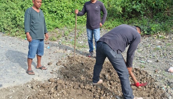Warga Dusun Kompanga Desa Uso Kecamatan Batui Gotong Royong Timbun Jalan Rusak, PT. PAU Siap Lanjutkan Perbaikan