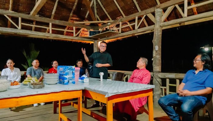 Bupati Morut Jamu Uskup Manado Mgr. Benedictus Estephanus Rolly Untu, M.S.C. di Kediaman Tinompo