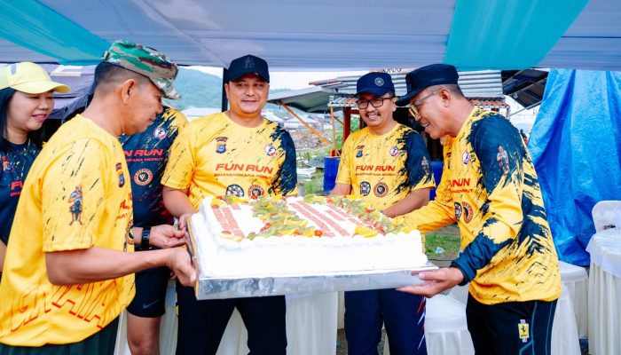 Genap Berusia 41 Tahun, Wabup H. Djira Serahkan Kue Ulang Tahun Untuk Kapolres Morowali Utara di Tengah Fun Run HUT Bhayangkara Ke-79