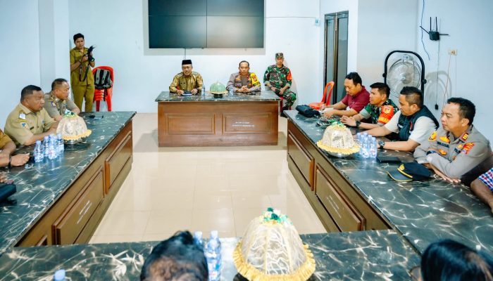 Wabup Morut H. Djira, Pimpin Rapat Untuk Tetap Memelihara Kedamaian Pasca Bentrok Warga Desa Keuno dan Bimor Jaya