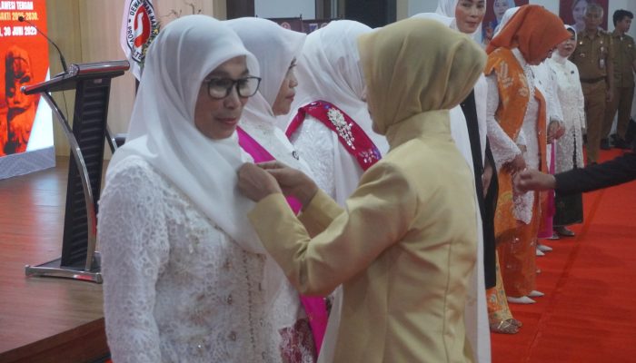 Hj. Syamsuarni Amirudin Dikukuhkan Sebagai Ketua Dekranasda Kabupaten Banggai Masa Bakti 2025–2030, Oleh Ketua Dekranasda Provinsi Sulteng