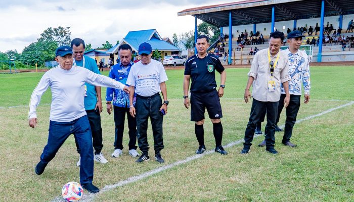 Wakil Bupati H. Furqanuddin Masulili, Buka Pertandingan Sepakbola Porkab V Kabupaten Banggai Tahun 2025