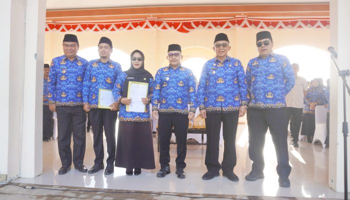 Wabup Banggai Pimpin Apel Bersama Rutin Bulanan di Lapangan Mirqan, Sekaligus Serahkan SK Pengangkatan PPPK Secara Simbolis
