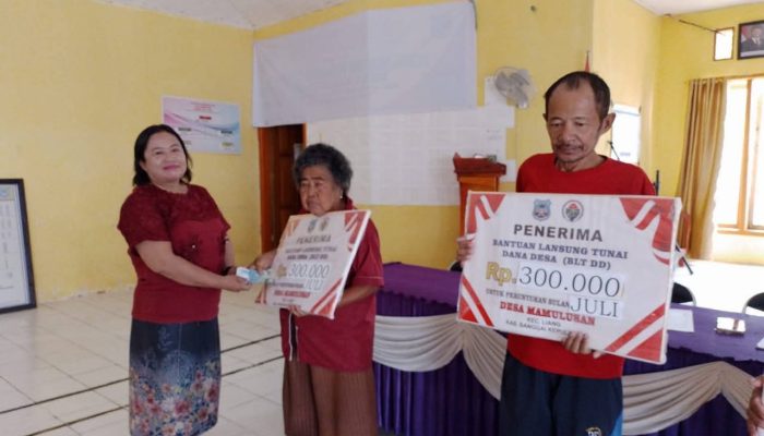 Kades Mamulusan Lisnawati Tabupok, Serahkan BLT Kepada 18 KPM Untuk Bulan Juli 2025