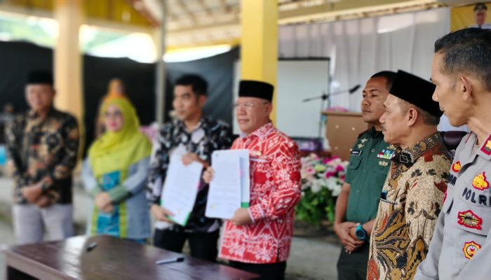 Bupati Bangkep Bersama PJ Sekda Realisasikan Program 8 Berkah, Serahkan Dana Kematian Bantuan Usaha dan Sosialisasi BPJS Ketenagakerjaan
