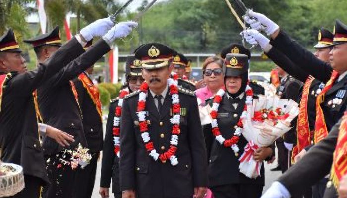 Tradisi Pedang Pora, Warnai Wisuda Purna Bhakti 19 Personel Polri dan ASN Polda Sulteng