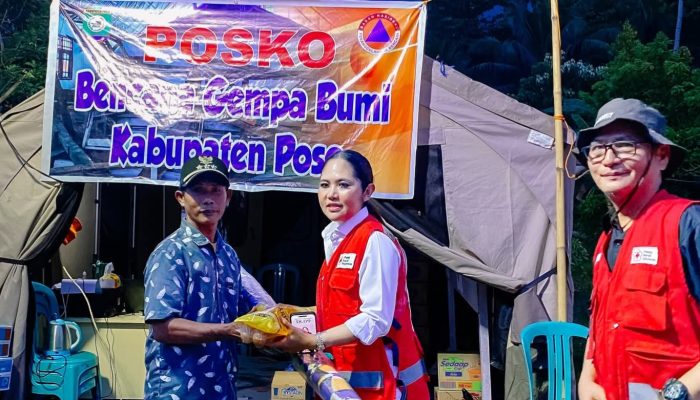 Ketua PMI Morut, Kunjungi Lokasi dan Serahkan Bantuan Untuk Korban Gempa Bumi di Poso