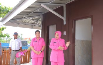 Ketua Bhayangkari Daerah Sulteng, Resmikan Fasilitas MCK di Kampung Nelayan