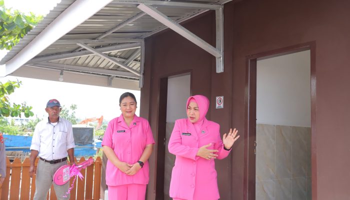 Ketua Bhayangkari Daerah Sulteng, Resmikan Fasilitas MCK di Kampung Nelayan