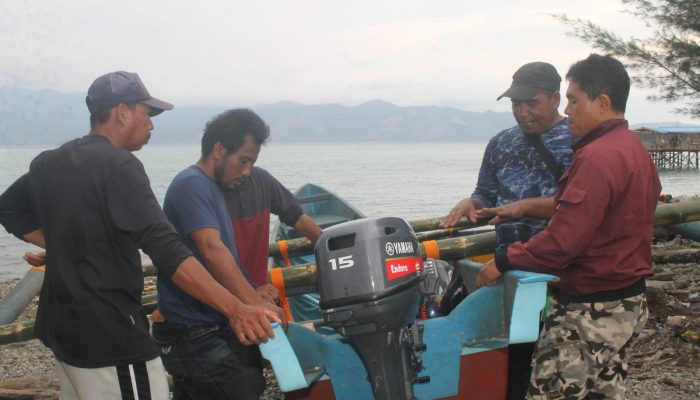 Polda Sulteng dan Pandu Laut Nusantara, Serahkan Perahu Baru Untuk Nelayan Teluk Palu