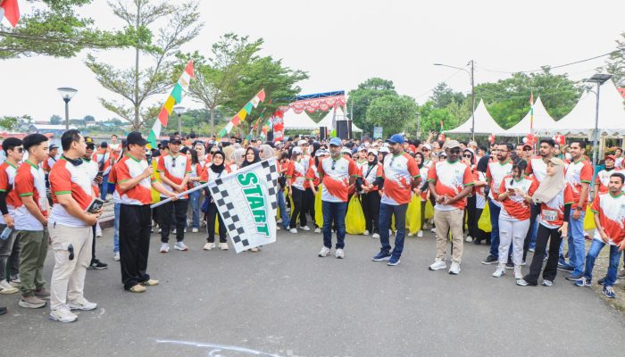 Plt Sekab Banggai, Lepas Peserta Jalan Sehat HUT ke-80 RI di Teluk Lalong