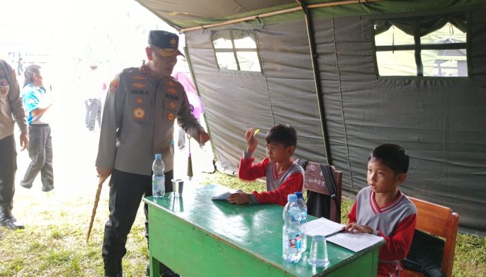 Sisi Humanis Kapolda Sulteng, Sapa Siswa Yang Belajar di Tenda Sekolah Darurat