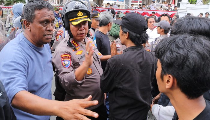 Viral di Medsos! Mahasiswa Diseret Polisi saat Demo, Ini Klarifikasi Kapolresta Palu