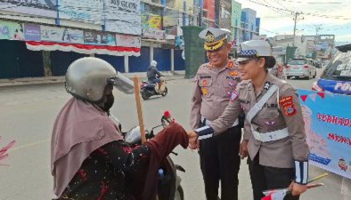 Ditlantas Polda Sulteng Gelar Polantas Menyapa, Semarakkan HUT Ke-80 RI Dengan Berbagi dan Pasangkan Bendera Merah Putih