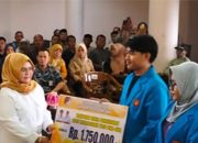 Penyerahan secara simbolis Bantuan Pendidikan Bagi Mahasiswa dan Pakaian seragam Pelajar seTojo Una Una