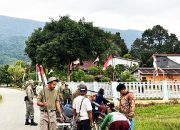Sambut HUT RI ke-80, Satgas Madago Raya Gandeng Eks Napiter Bagikan Bendera Merah Putih di Poso