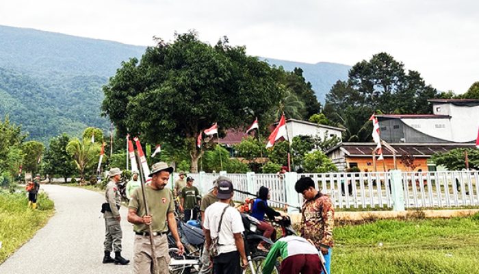 Sambut HUT RI ke-80, Satgas Madago Raya Gandeng Eks Napiter Bagikan Bendera Merah Putih di Poso