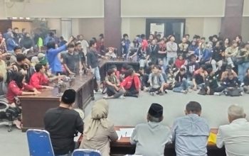 Ratusan Mahasiswa Sampaikan Tuntutan ke DPRD Banggai, Tuntut Transparansi Dokumen APBD 2025