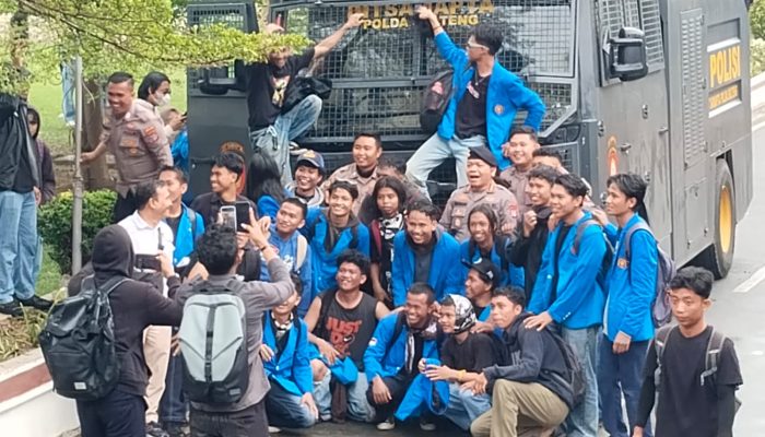 Penyampaian Aspirasi Aman, Mahasiswa Palu Jadikan Mobil AWC Polri Objek Foto Bersama
