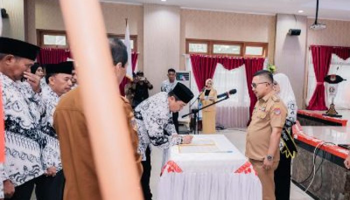 Bupati Amirudin, Lantik Pengurus PGRI Kabupaten Banggai Periode 2025-2030