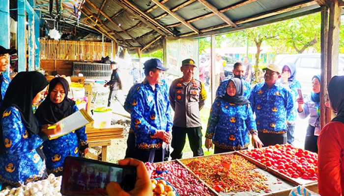 Wakil Bupati Tojo Una Una Pimpin  Tim Gabungan Lakukan Sidak dipasar Pasar Tradisional Ampana