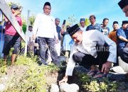 Bupati Tojo Una Una  melakukan peletakan batu pertama memulakan pembangunagan Masjid Al-‘Aziz di Kelurahan Uemalingku