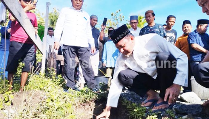 Bupati Tojo Una Una  melakukan peletakan batu pertama memulakan pembangunagan Masjid Al-‘Aziz di Kelurahan Uemalingku
