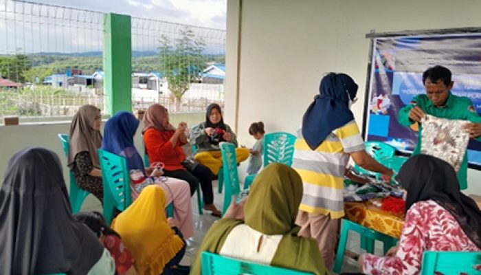 Pemberdayaan Ekonomi Masyarakat Tim Fakultas Teknik Universitas Tadulako Memperkenalkan Olah  Limbah Plastik