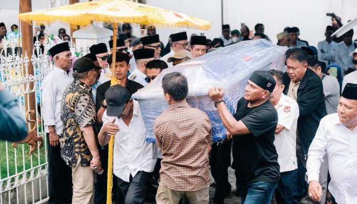 Jenazah Tumundo Banggai, Moh. Chair Amir, Tiba di Luwuk dan Disambut Upacara Kehormatan